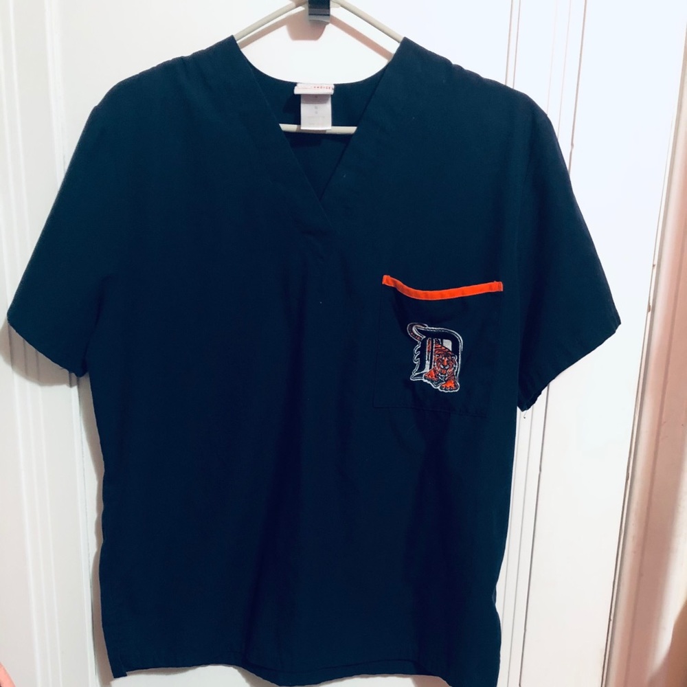 Genuine merchandise DETROIT TIGERS WOMANS TOP.